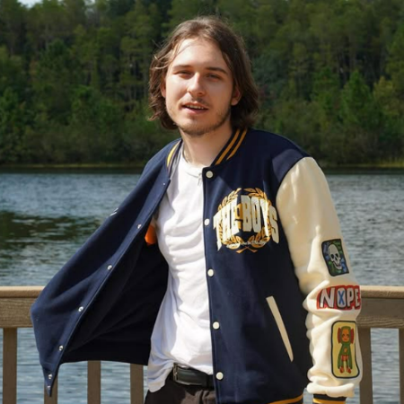 Gaege Gibson is mainly known as Juicy or JuicyFruitSnacks.